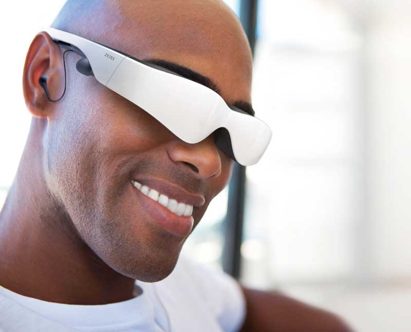 Wie im Videospiel durch virtuelle Räume streifen: die 3D-Multimediabrille cinemizer von Zeiss. (Foto: Zeiss)