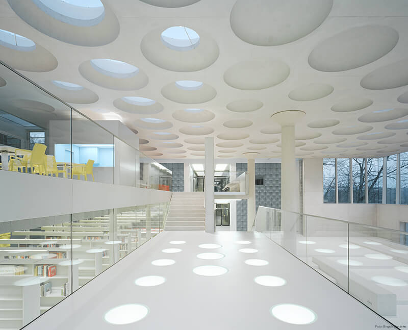 Kristallin: Dank des differenzieten Lichtdesigns von Belzner Holmes kommt die gläserne Architektur des Gymnasiums in Adelsheim (Ecker Architekten, Buchen) perfekt zur Geltung.