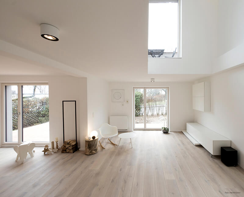 Preiswürdig: Für seine beherzte vertikale Öffnung des Hausinneren wurde der Architekt Philippe Frey beim Velux-Architektenwettbewerb 2013 mit einer Auszeichnung geehrt. (Foto: Henrik Eichin)