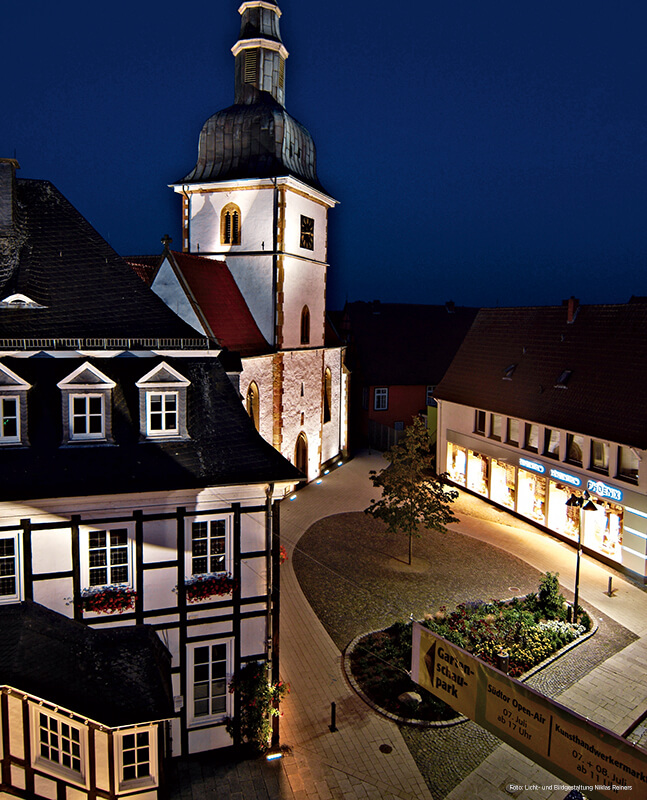 Riedberger Idylle: Die wichtigsten Straßen und Bauwerke sind vom Boden her beleuchtet (Foto: Licht- und Bildgestaltung Niklas Reiners)
