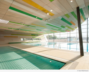 Bahnen ziehen: Türkis und vergleichsweise nüchtern präsentiert sich der Sportbereich. Das Lehrschwimmbecken und das für geübte Schwimmer sind getrennt.