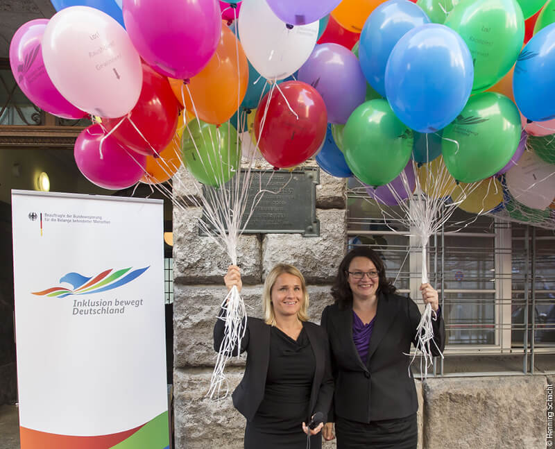 Verena Bentele (l.), Behindertenbeauftragte der Bundesregierung, und Bundesministerin Andrea Nahles feiern den Start der Inklusionslandkarte. (Foto: Henning Schacht)