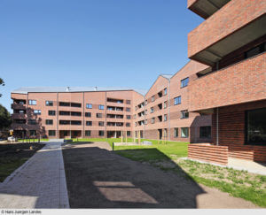 Kraftvoll ergänzt: Gerber Architekten aus Dortmund entwarfen die Kopfbauten, die das Quartier im Norden begrenzen und Passivhaus-Standard aufweisen.