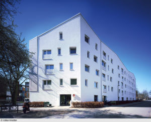 Mal ohne Klinker: Der Neubau von Knerer und Lang aus Dresden ist weiß verputzt und schließt das Quartier im Süden ab. Auch er hat Passivhaus-Standard.