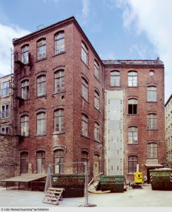 Mutprobe: Mit seinem ersten Projekt als Architekt wagte sich Michael Kloos an die Sanierung eines alten Fabrikgebäudes (links). Was er daraus gemacht hat, zeigt sein eigenes Büro (rechts).
