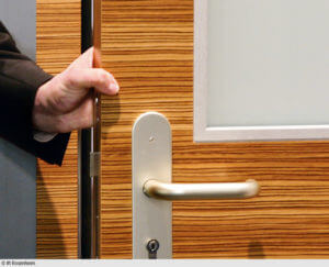 ift Rosenheim Tür stoppt bei Widerstand: Ein Low-Energy-(LE-) Antrieb arbeitet mit geringer Kraft sowie langsamer Schließgeschwindigkeit und kann auch nachgerüstet werden.