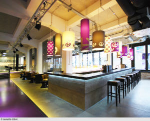 Trinken: Die Bar ist ein besonders schöner Platz, um das Kommen und Gehen im Salon zu beobachten. Dabei setzt man sich selbst auch recht gut in Szene. Verstecken will sich niemand, der in diesen Salon kommt.