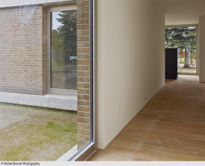 Schlanke Außenwände: Mit nur knapp 23 Zentimetern Wandstärke zuzüglich einer acht Zentimeter dicken Innendämmung wirken die einzelnen Wandscheiben äußerst filigran.