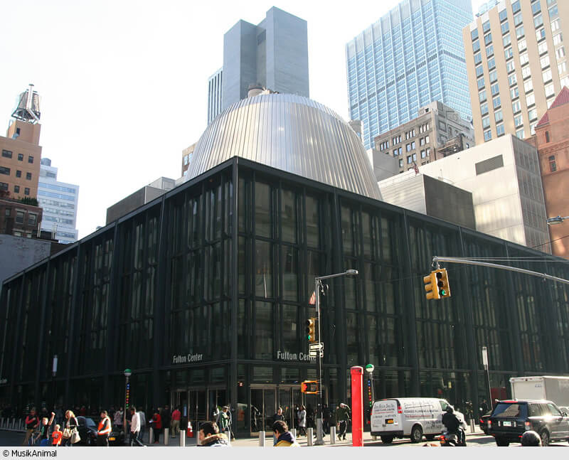 Das neue Fulton Center, gekrönt vom Glas-Oval, das Tageslicht mit einem Reflektor-Netz einfängt. (Foto: MusikAnimal)