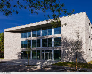 Labor-Leuchten: Für das BIOSS, Zentrum für Biologische Signal­studien, der Albert-Ludwigs-Universität Freiburg konnte das Büro dank seines Fachwissens ein Laborgebäude errichten.