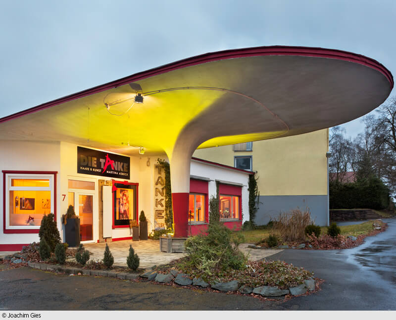Wo früher Ölfilter und Deutsche Mark über die „Tanke“-Theke gingen, bilden heute „Haare & Kunst“ eine Angebotseinheit. (Foto: Joachim Gies)
