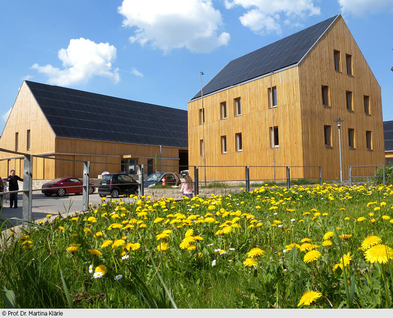 Preiswürdig sind Projekte, die eine nachhaltige Bauweise mit hoher gestalterischer Qualität vereinen. Im Bild der mit dem Sonderpreis Nachhaltiges Bauen 2014 ausgezeichnete Plusenergiehof „Hof8“ im Taubertal. (Foto: Prof. Martina Klärle)