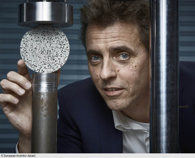 Der niederländische Mikrobiologe Hendrik Jonkers wurde mit seinem bakterienhaltigen Bio-Beton für den Europäischen Erfinderpreis nominiert. (Foto: European Inventor Award)