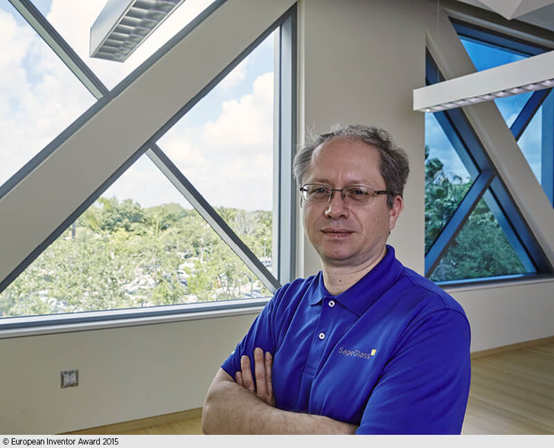 Jean-Christophe Giron ist mit seiner Entwicklung eines elektrisch tönbaren Glases für den Europäischen Erfinderpreis nominiert. (Foto: EPA)