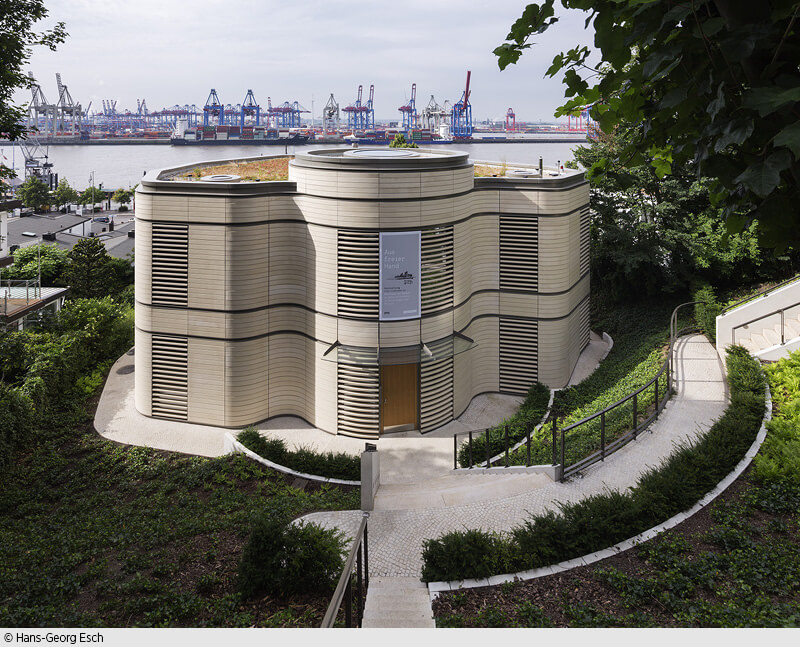 Hanglage mit Elbblick: Gerkan Marg und Partner haben sich ein Museum gebaut. (Foto: Hans-Georg Esch)