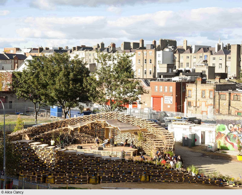 Raum einnehmen: Das temporäre Amphitheater von Seán Harrington Architects wurde aus Recycling-Baustoffen im Granby Park, Dublin, errichtet. (Foto: Alice Clancy)