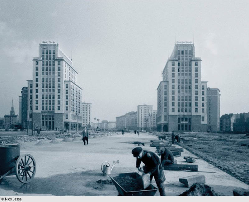 Wiederaufbau der Stalinallee in Ost-Berlin (1960): Architekturstudenten der TU Darmstadt haben den DDR-Wohnhochhausbau neu gedacht. (Foto: Nico Jesse)