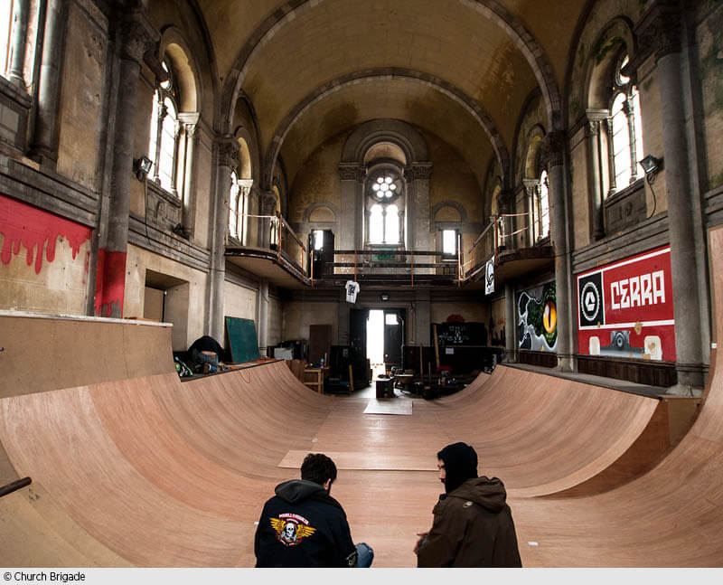 Das Wichtigste zuerst: Junge Skater bauten eine Halfpipe in die verwaiste Kirche. Dieses Foto sah ein Madrider Straßenkünstler – und nahm sich die kahlen Wände der Kirche mit zahlreichen Sprühdosen vor. (Foto: Church Brigade)