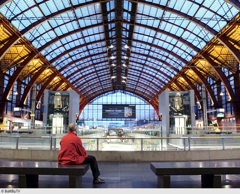 Blick in den Bahnhof Antwerpen-Centraal: Die Architektur der belgischen Hafenstadt wird in der Dokumentarfilm-Folge am 24. April 2016 auf Arte vorgestellt. (Foto: BuiltBy.TV)