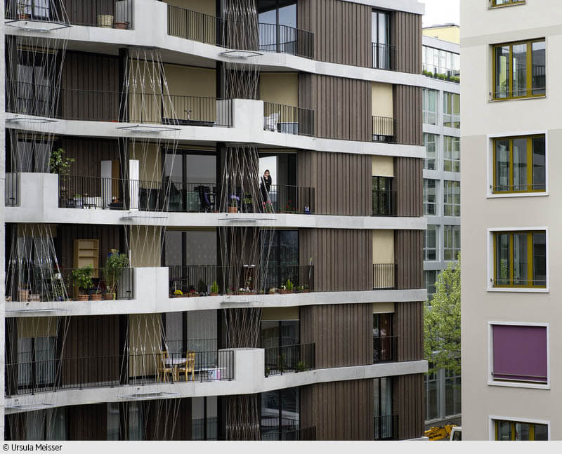 Das Hunziker Areal in Zürich ist das erste Projekt der Baugenossenschaft „mehr als wohnen“ und wurde nach den Zielen der „2000-Watt-Gesellschaft“ entwickelt. (Foto: Ursula Meisser)