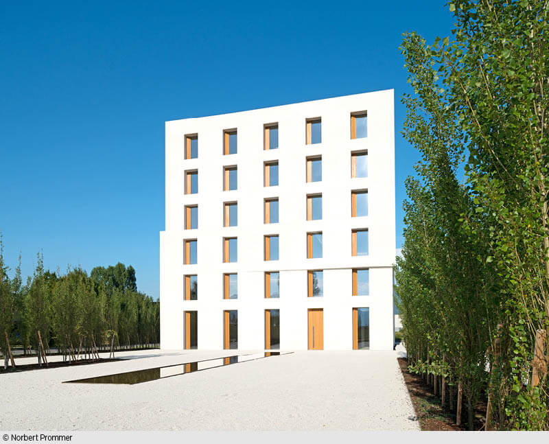 Weißes Bürogebäude