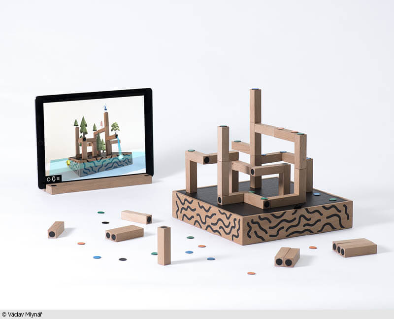 Schöne Spielidee „Koski“: Kinder stecken Holzbauklötzchen zusammen und errichten Strukturen, die sie dann mithilfe eines Ipads mit virtuellem Leben erfüllen können. (Foto: Václav Mlynář)