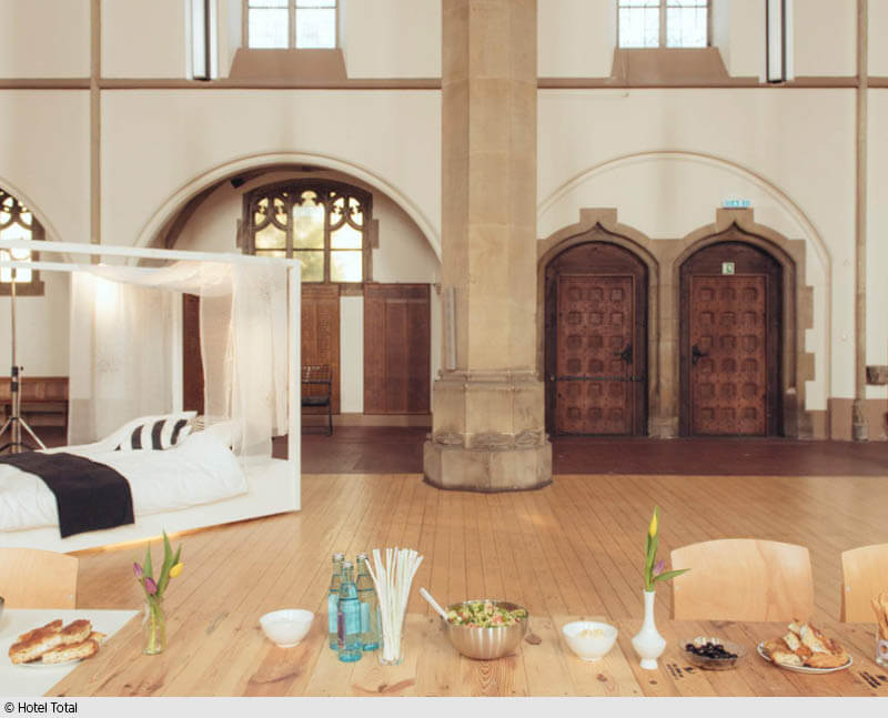 Wie eine leerstehende Kirche wieder zu einem Ort werden kann, der Gemeinschaft erzeugt, zeigt das Projekt „Hotel Total“ in Aachen. (Foto: Hotel Total)