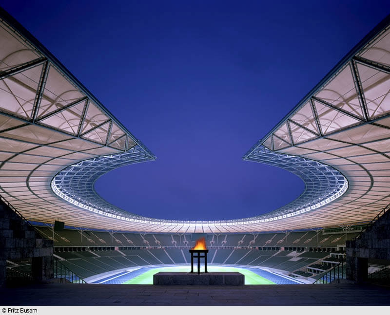 Blick ins Olympiastadion Berlin unter dem Dach von Volkwin Marg. (Foto: Fritz Busam/Aedes Berlin)
