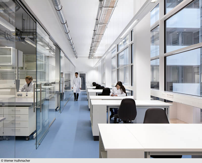 In Laborräumen dominiert wissenschaftliche Nüchternheit. 
