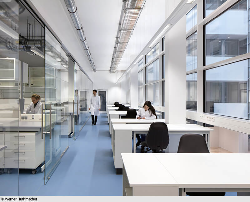 In Laborräumen dominiert wissenschaftliche Nüchternheit.