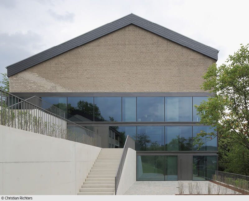 Olpe: In der Außenansicht zeigt sich die neue Kirche transparent.