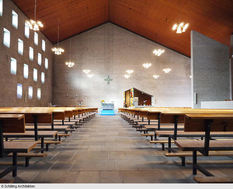 Bisher war die Kirche klassisch frontal zum Altar hin ausgerichtet.