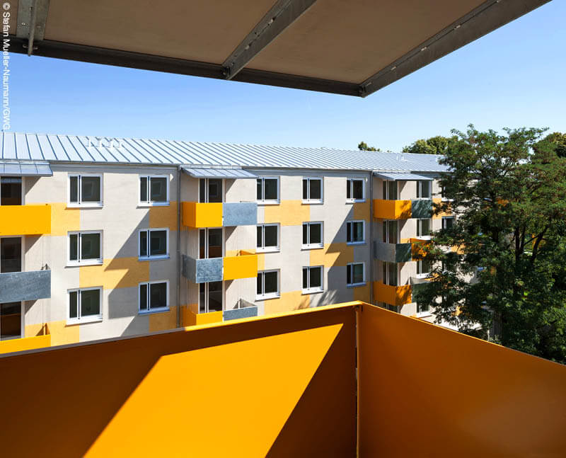 Wohnhaus mit gelben Balkonen