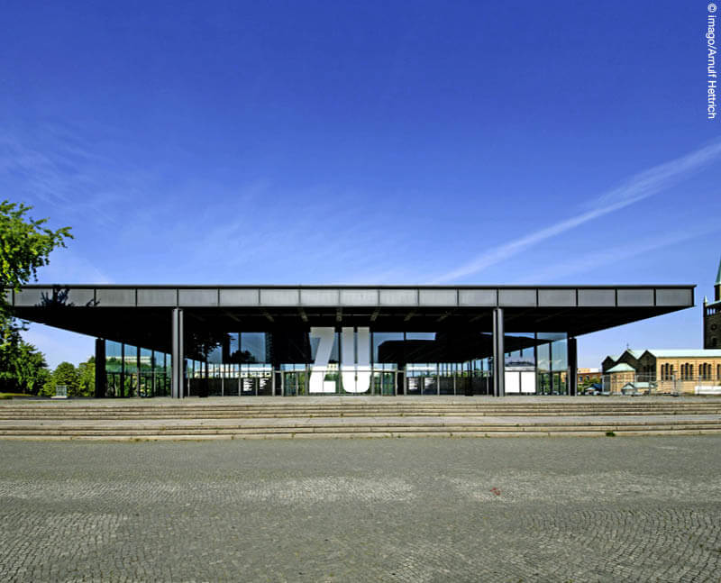 Neue Nationalgalerie mit Beschriftung "zu"