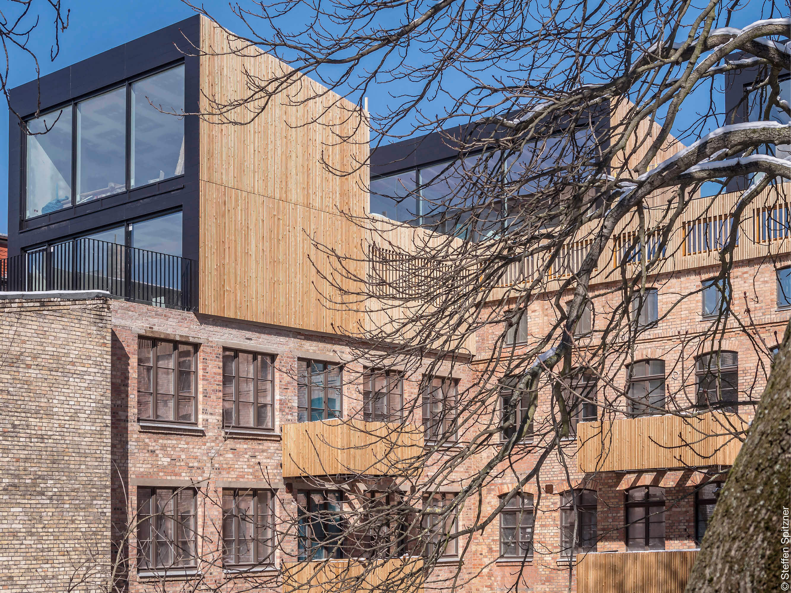 Historische Fabrik mit moderner Aufstockung