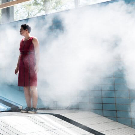 Die Pyrotechnikerin Judith Mann in einer Rauchwolke