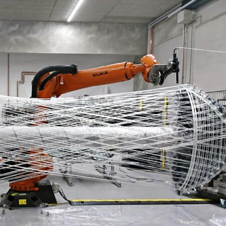 Roboter spinnt ein Bauteil aus Faserverbundstoff
