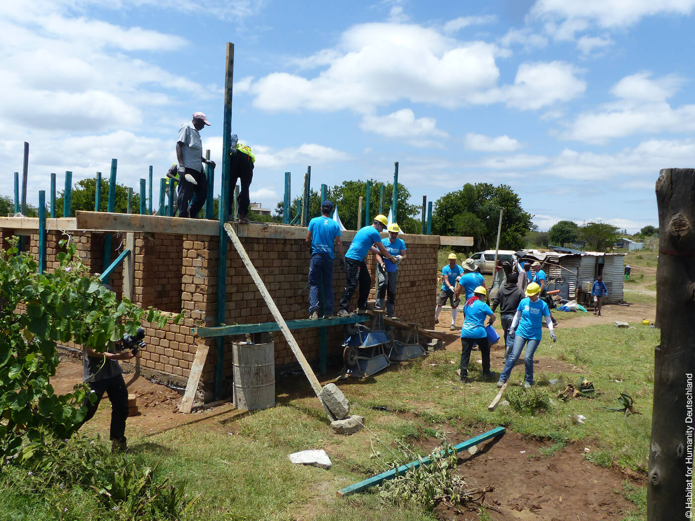 Eine Baustelle in Kenia mit freiwilligen Helfern