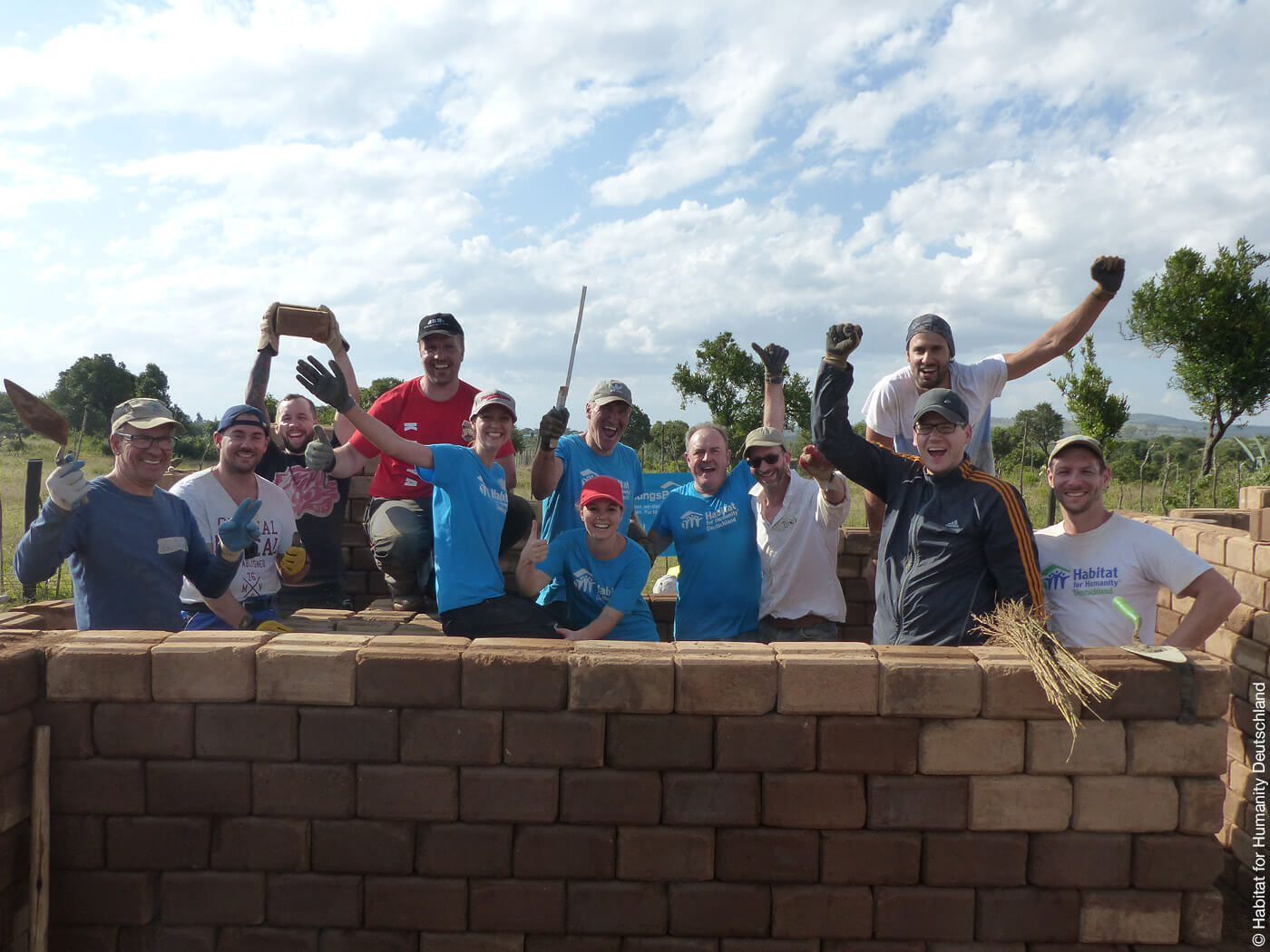 Freiwillige Helfer auf einer Baustelle in Kenia