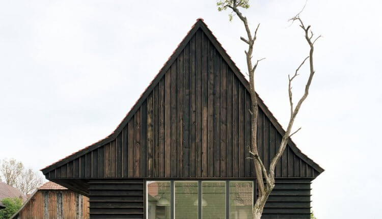 Modernes Haus mit Holzfassade