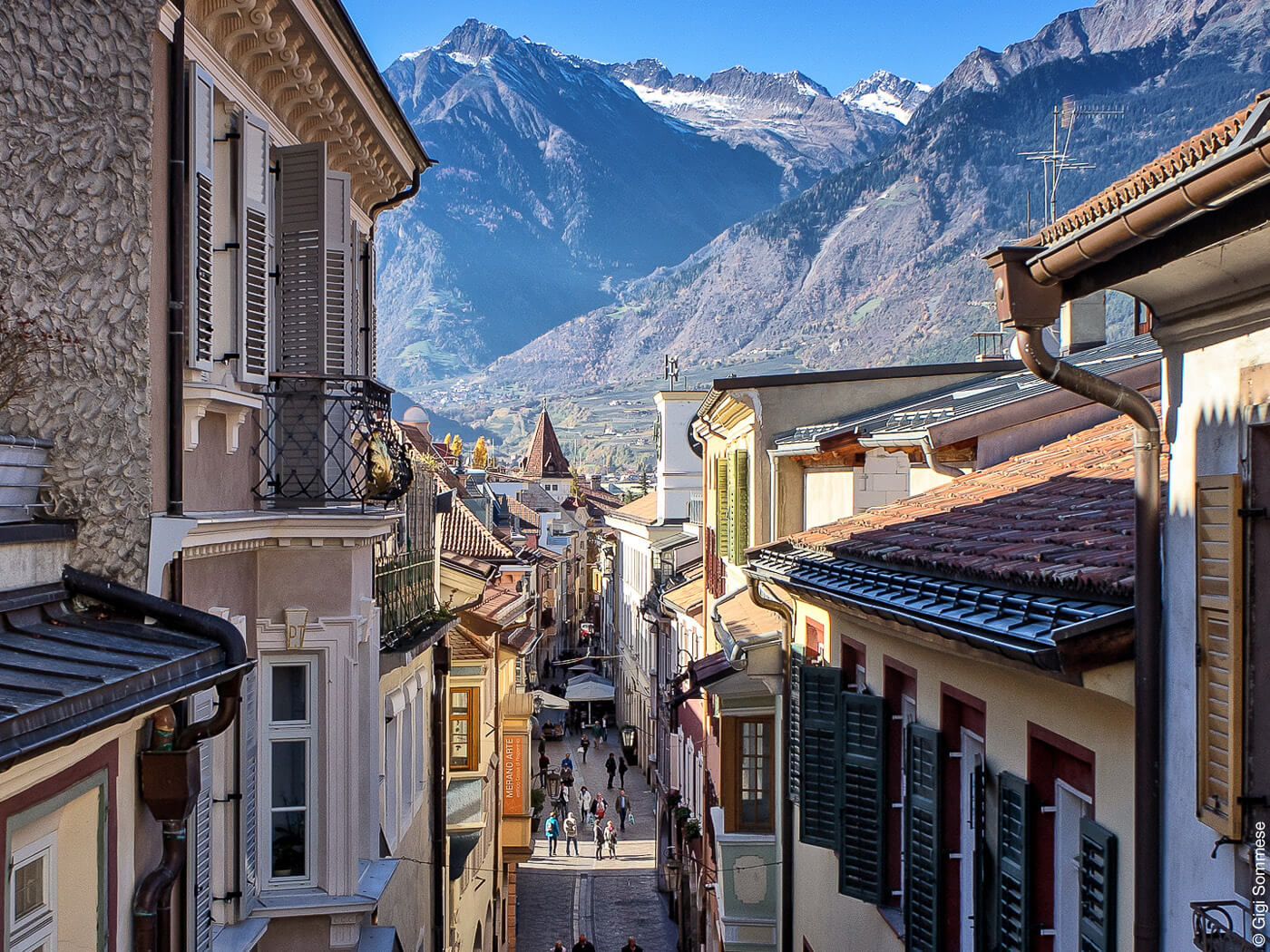 Altstadt von Meran mit Bergkulisse