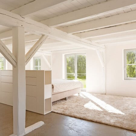 weißes Zimmer mit Bett
