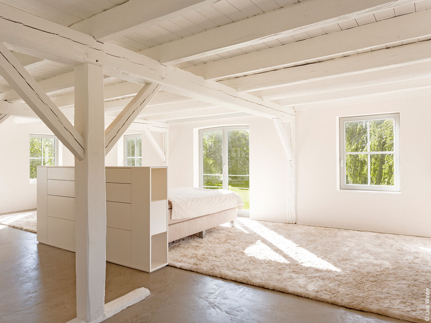 Weißes Schlafzimmer mit Holzbalken