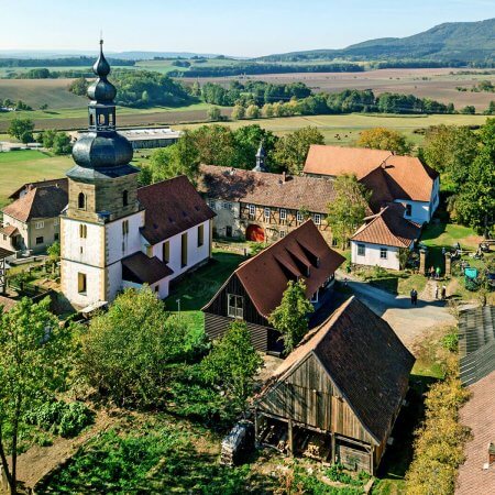 Sicht auf Dorf Bedheim mit Kirche