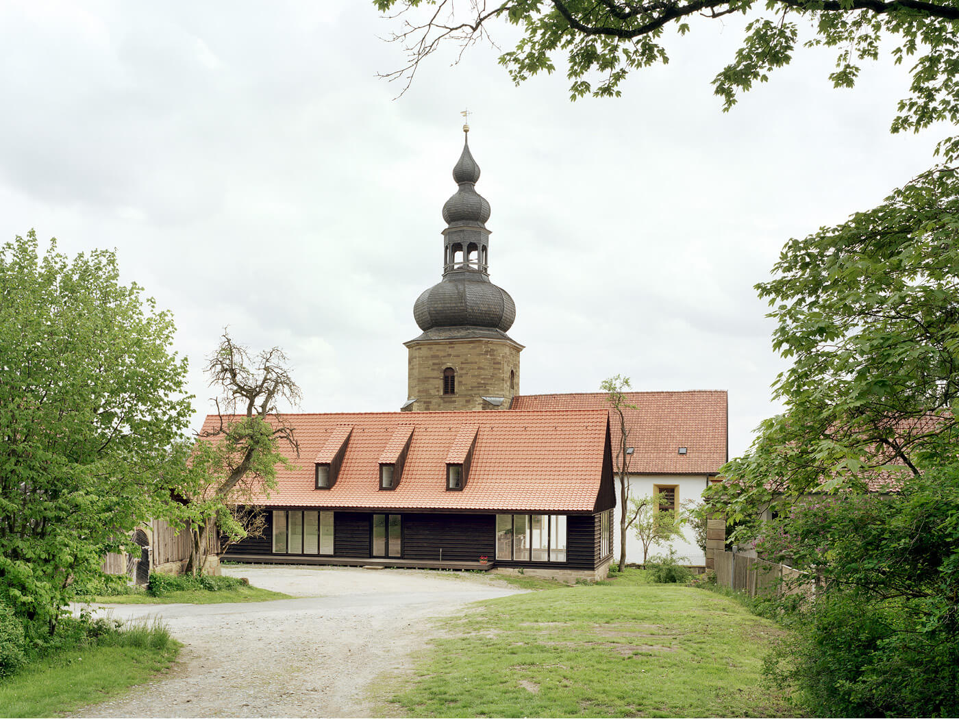 Remise Bedheim mit Kirche