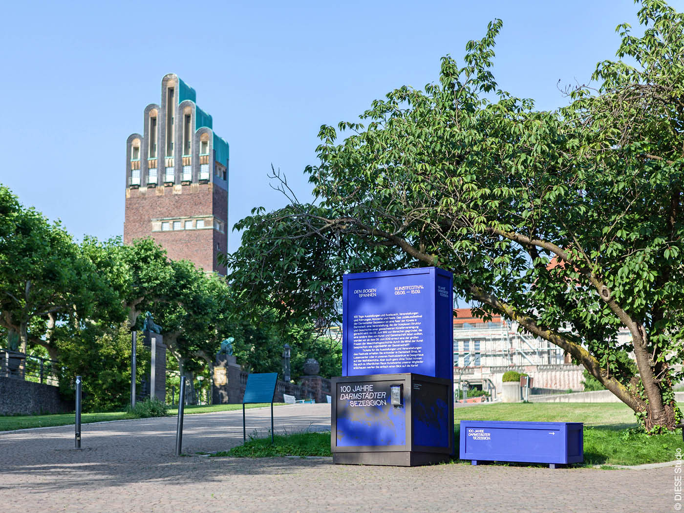 Hochzeitsturm Darmstadt mit blauer Installation