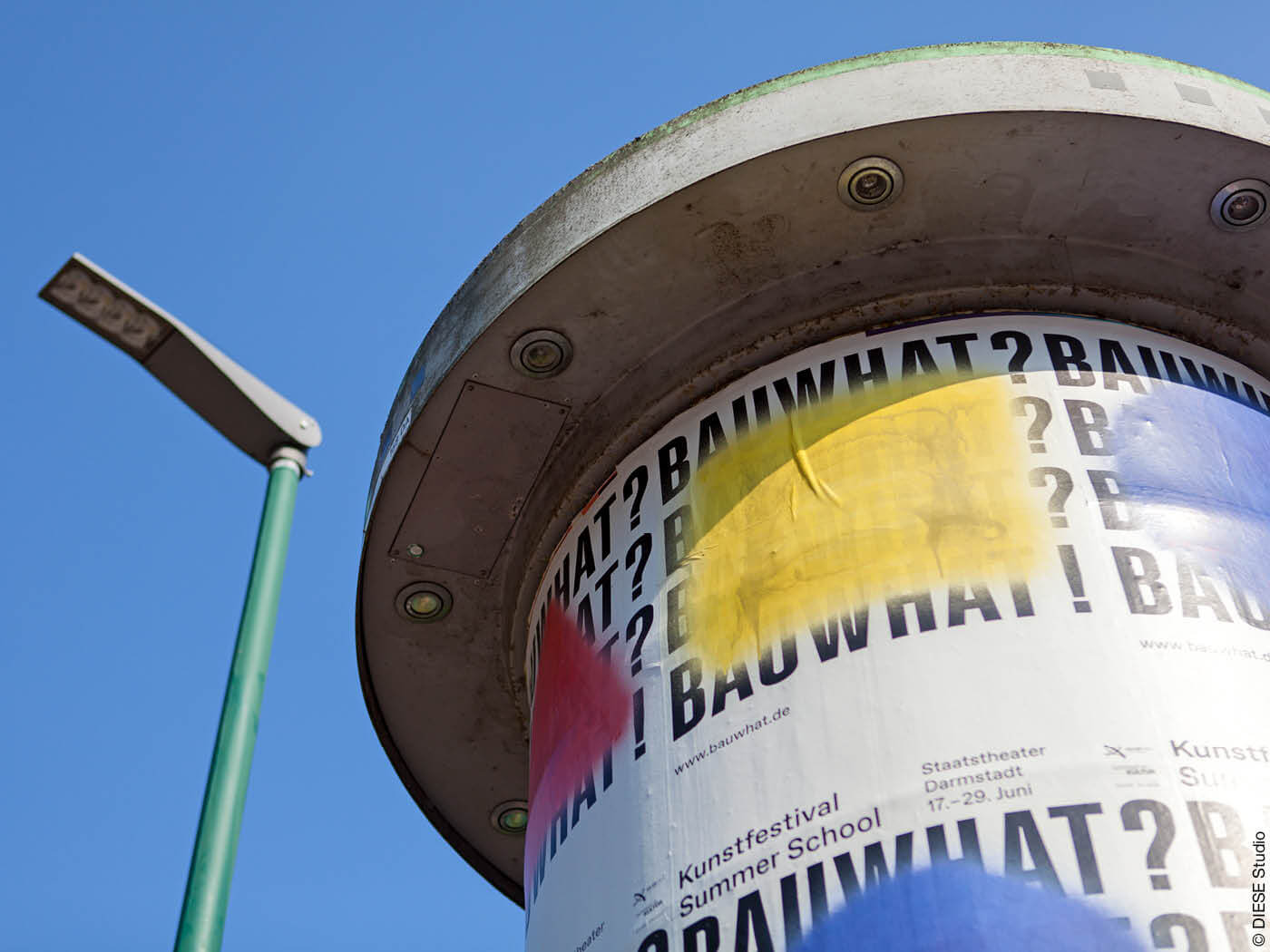 Plakat an einer Litfaßsäule zum Bauhaus-Festival Darmstadt