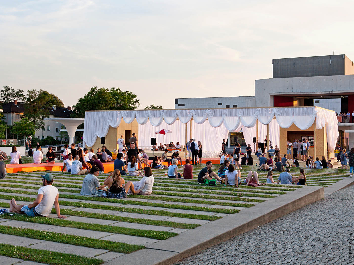 Festzelt vor Staatstheater Darmstadt