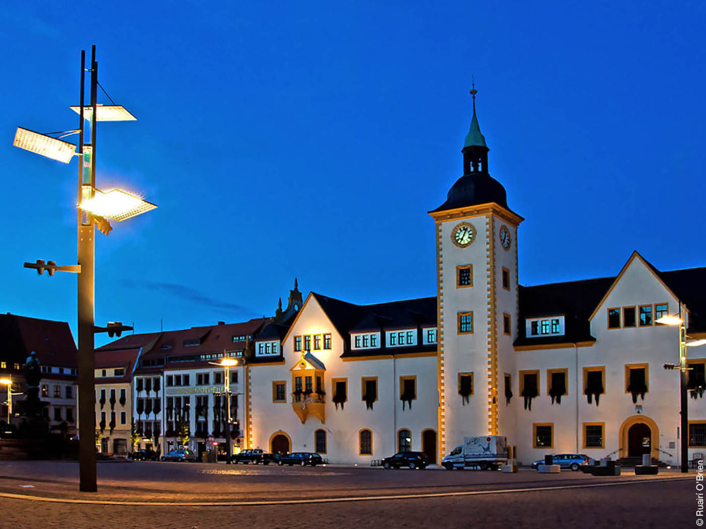 Marktplatz und Rathaus Freiberg mit speziller Straßenlaterne