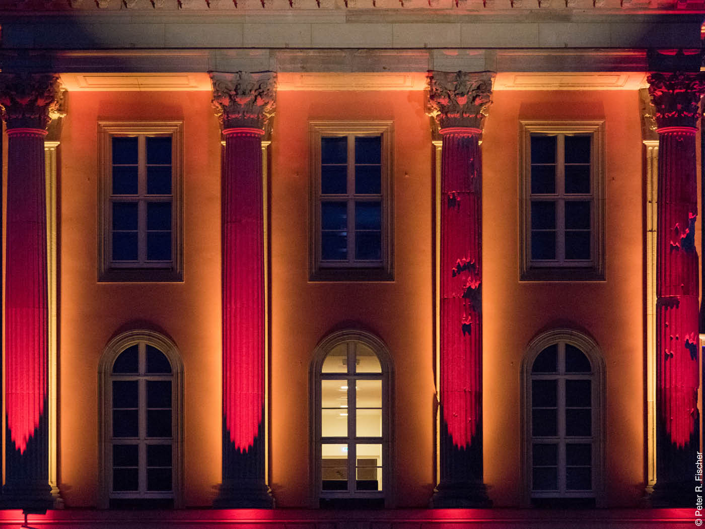 rot beleuchtete Fassade